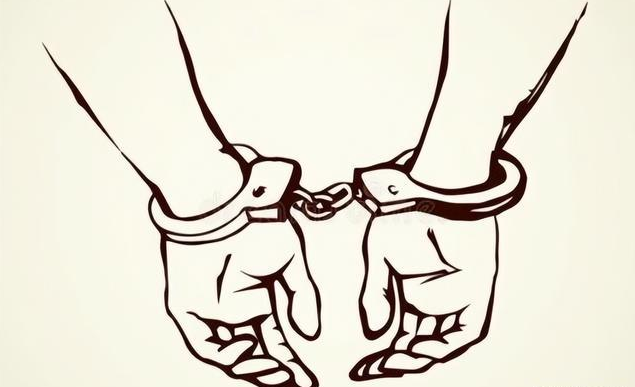 一八零后小伙拍下五十多岁大妈裸照，威胁大妈与其开房，大妈很害怕