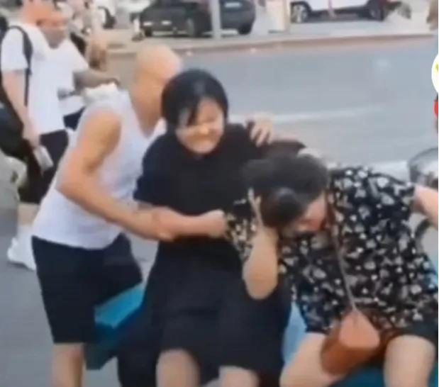女孩街头暴打妈妈,网友怒赞:孩子,打得好,继续打