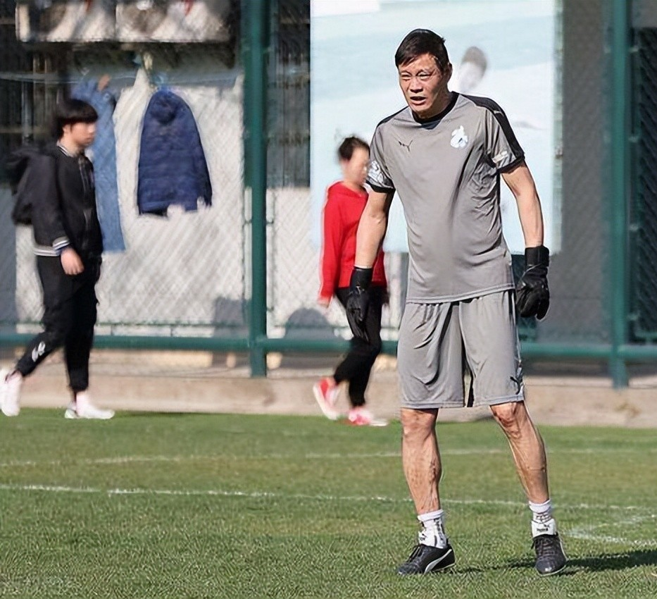 范志毅|范志毅大女儿和小妈关系很好,两人在一起合影时,如同姐妹花一样