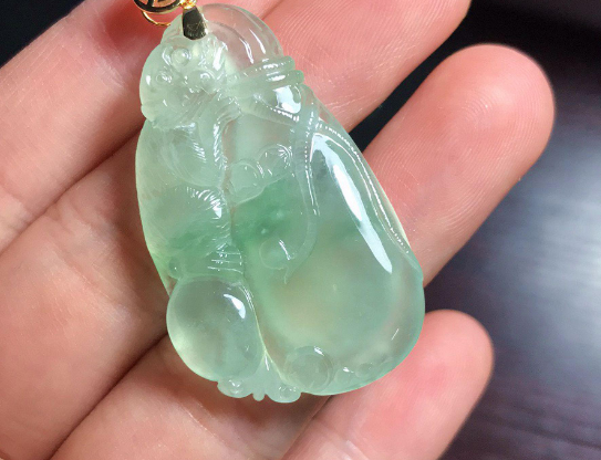 翡翠|翡翠图案越简单越值钱吗?平时挑选翡翠,要认清什么地方最重要