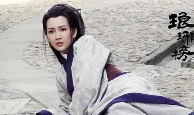 王鸥|王鸥：努力工作，母亲却不待见，同样是亲生的孩子，对妹妹不一样