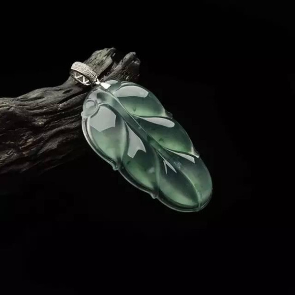 雕刻|翡翠想要显得栩栩如生，在用料和雕刻方面，都不能放松