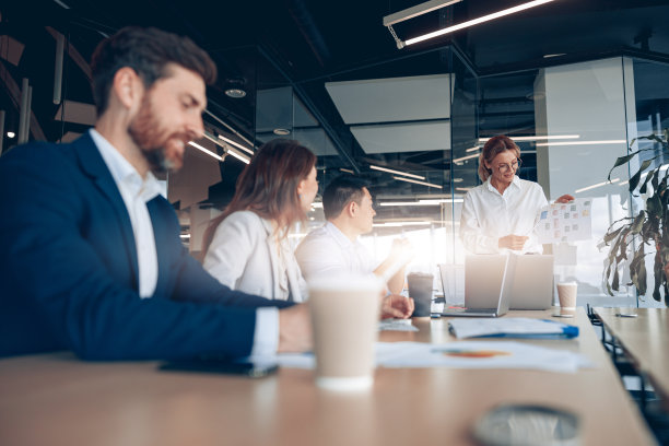 |职场上总有这样一批人,不会打领导的脸,不在背后议论别人