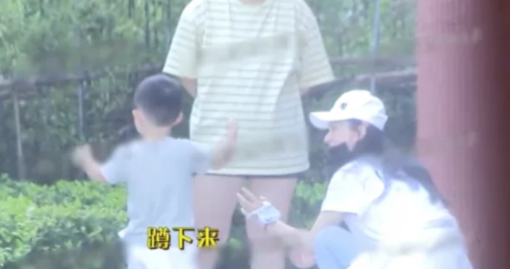 赵丽颖|专心搞事业的赵丽颖，没想到是儿子来探班，看动作后就知道不是第一次来了！