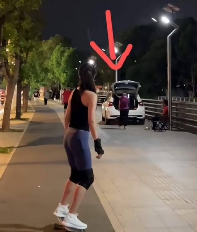 三十而已|杨采钰深夜在街上玩滑板!左扭右扭秀傲人身材