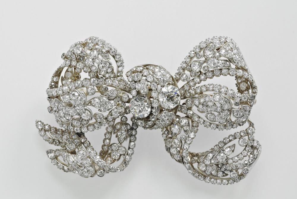 伦敦白金汉宫举办“女王的继承”的珠宝展