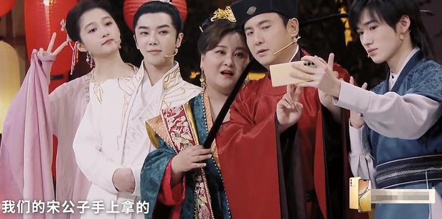 全员加速中|《王牌对王牌7》吃相太难看！全员狂看提词器，硬塞广告毫不掩饰