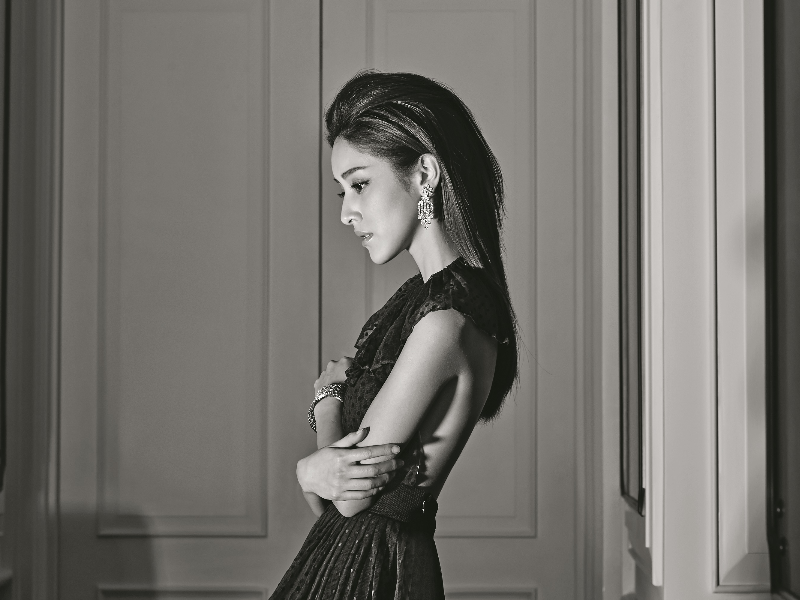 |22岁夺港姐桂冠，23岁出道演戏，27岁嫁大21岁老公甜如蜜