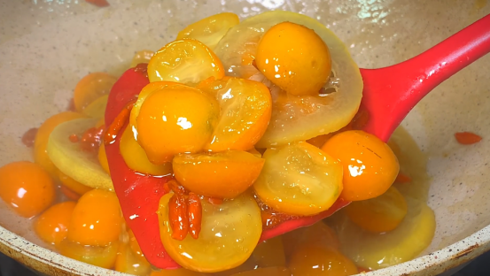 “阳”了之后嗓子干痒不舒服,教你2款养生汤,润肺止咳还补水,越喝越舒服