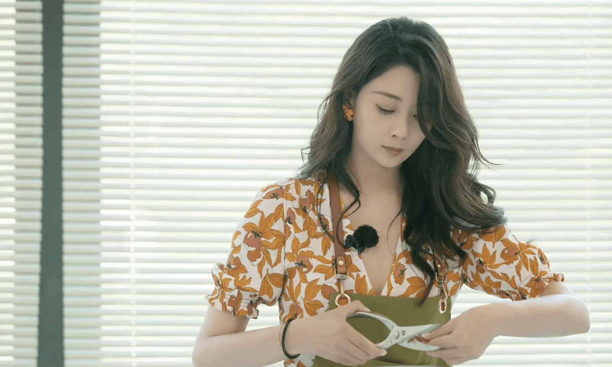 殷桃|殷桃和王凯私下参加婚礼，穿低领上衣身材丰腴