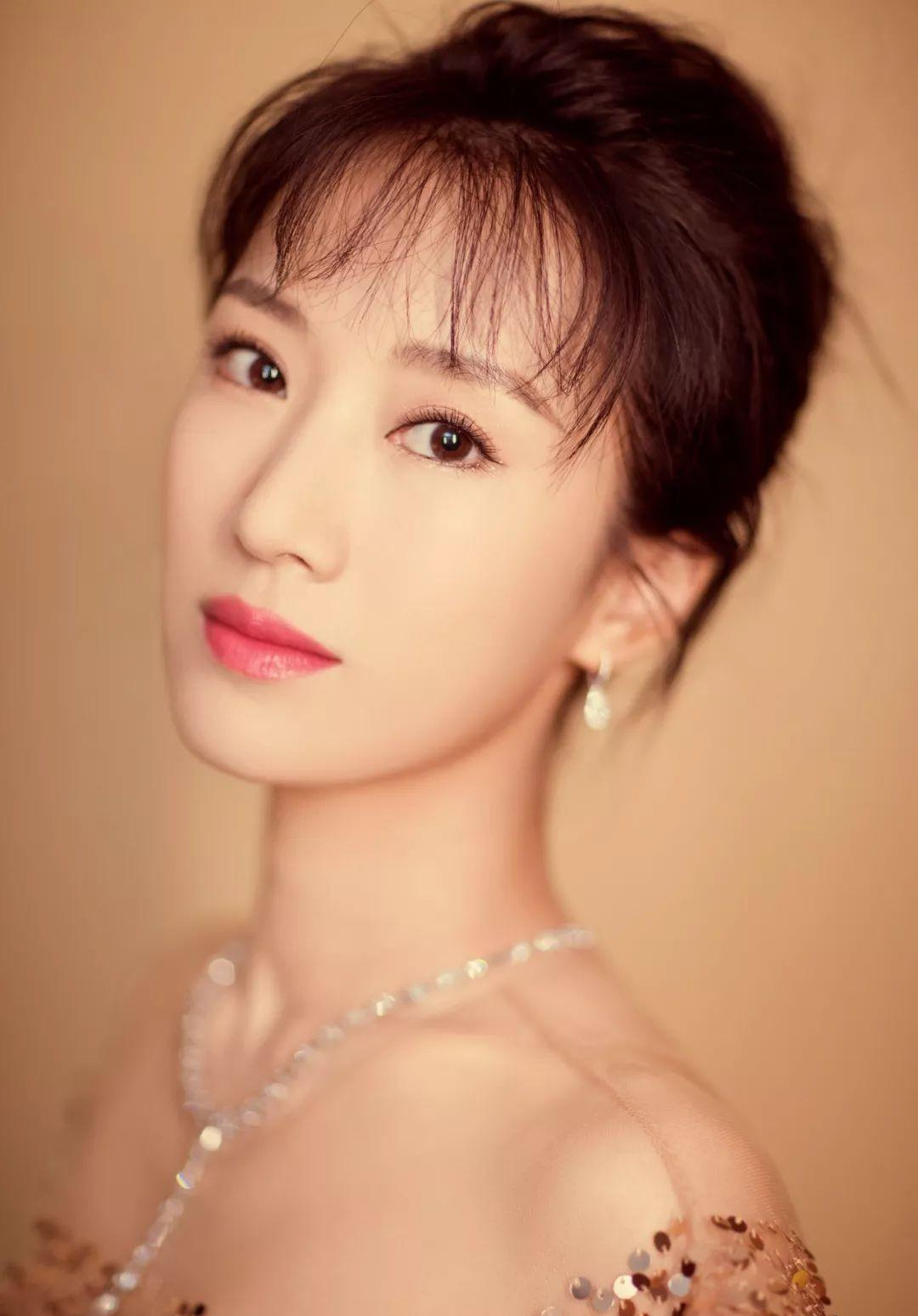 李念|李念和51岁富豪老公罕见合照，生俩娃脸还嫩得像少女，笑靥如花