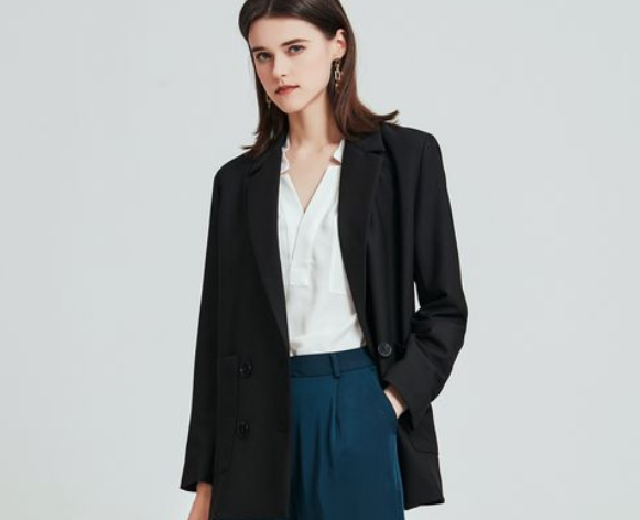 纪检|套装，被许多女性称为“职业女装”，但并非只限于职业女性的着装