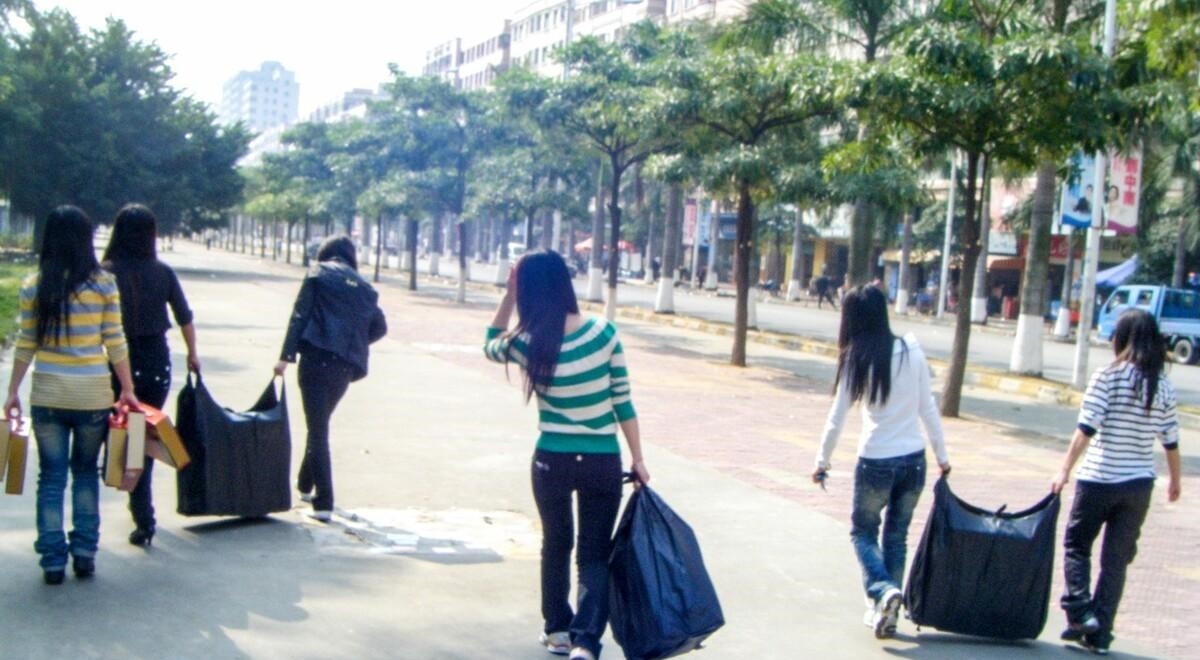 东莞往事:我在电子厂打工,目睹太多女孩意外怀孕,被男友抛弃