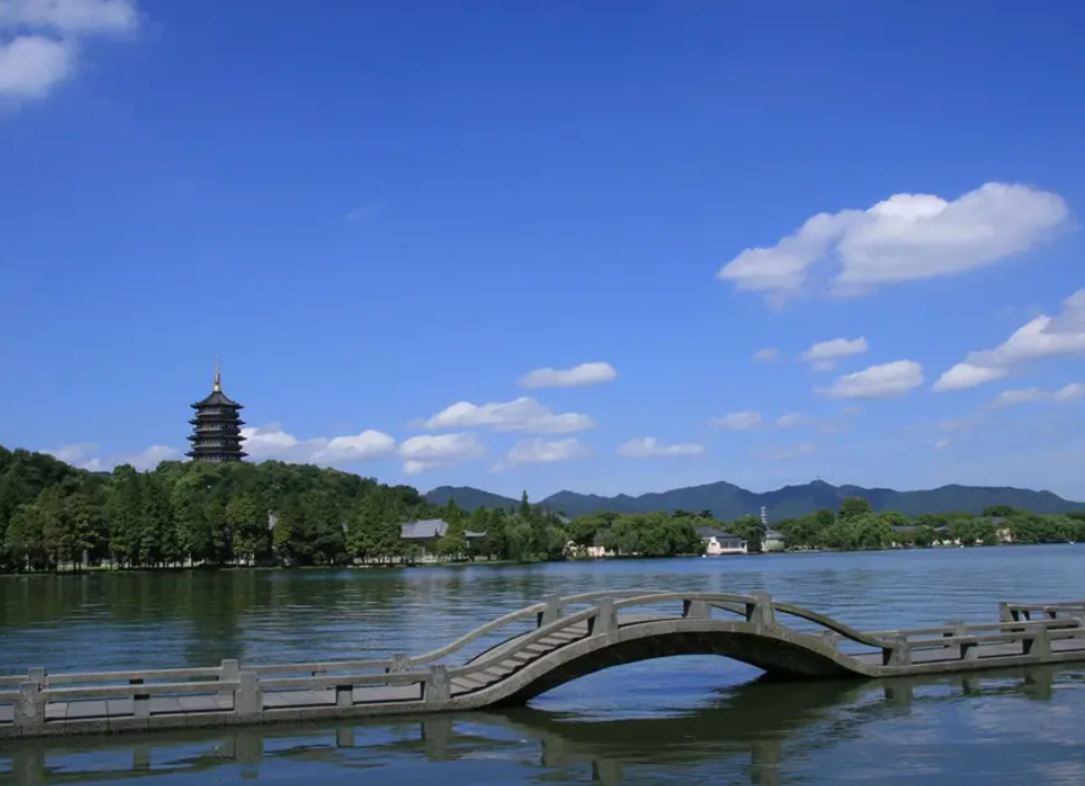 |东湖风景不错,但没有西湖那么多曲折,更重要的是缺少人文气息