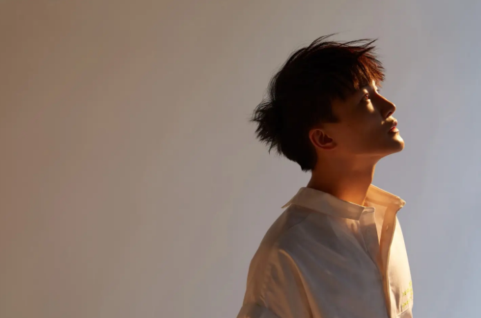 周深|周深的心智足够成熟，即使独处时产生了孤独寂寞感，也会自我排解