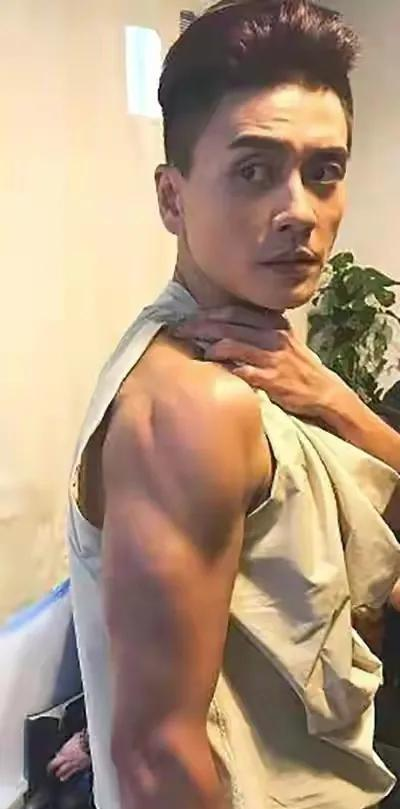 黄宗泽|63岁苗侨伟和40岁黄宗泽身材在线，中年男星的去油指南来了