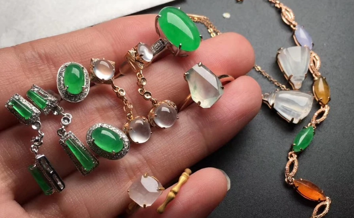 翡翠|翡翠是玉石吗?两者之间有怎样的区别?究竟是翡翠好还是玉石好?