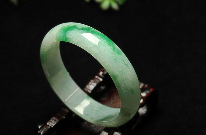 翡翠手镯|翡翠手镯平时的保养,这几点要注意,不然受到损害后悔也晚了