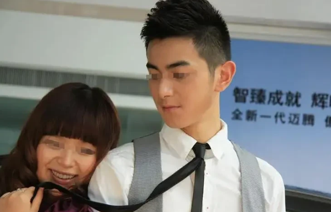 2010年,姐弟两人产生畸恋反复纠缠,最终酿成一场血案