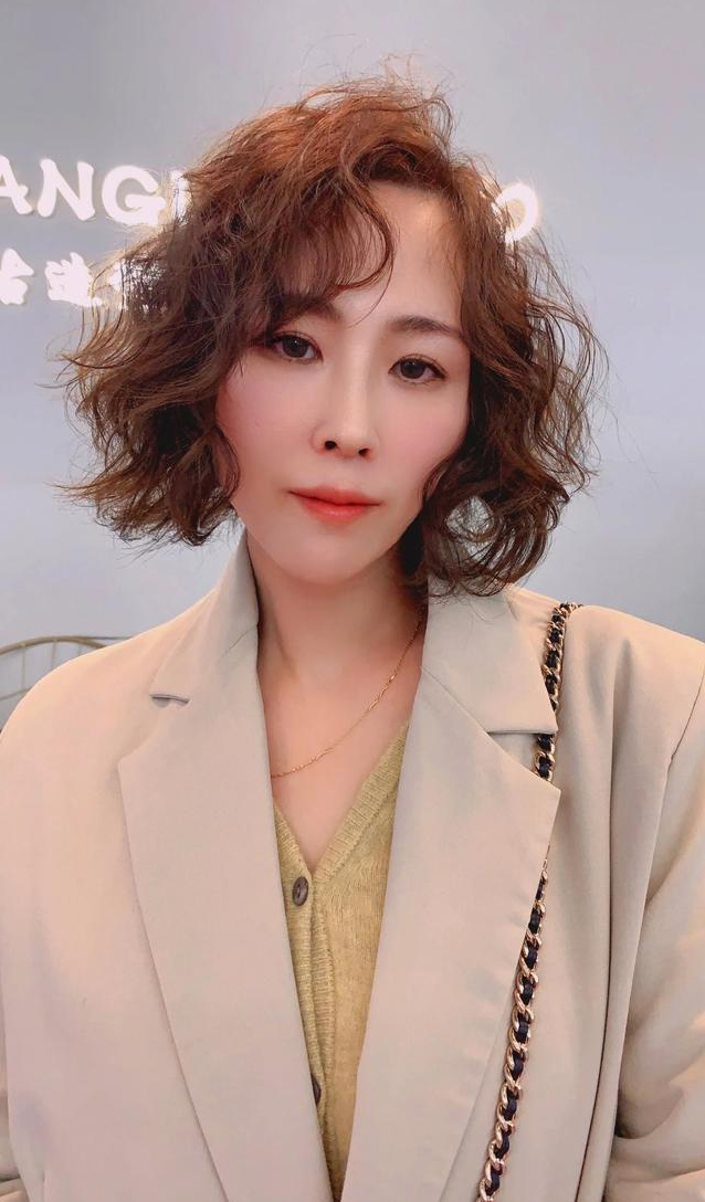美妆博主 天热了，是该烫烫染染了，时尚还洋气