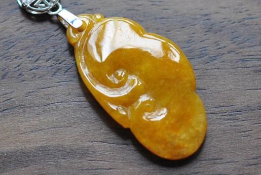 翡翠|翡翠只能写实，其实不是的，翡翠里面也藏着一幅画