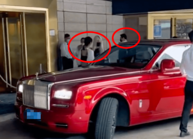 王思聪|王思聪现身商场购物，开千万豪车带俩美女，女方金发吊带身材吸睛