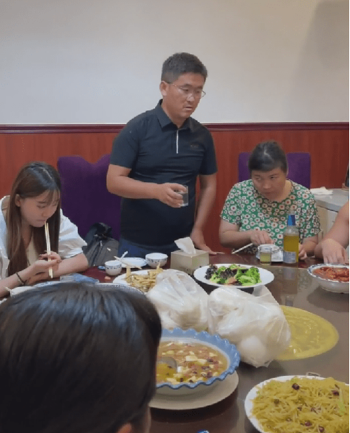 周迅|网红姜涛和团队吃散伙饭,桌上饭菜寒酸,鞠躬道歉后女助理落泪