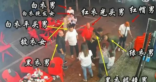 唐山打人案开庭场面壮观,法院多辆车押送嫌疑人,数量增加到28人。