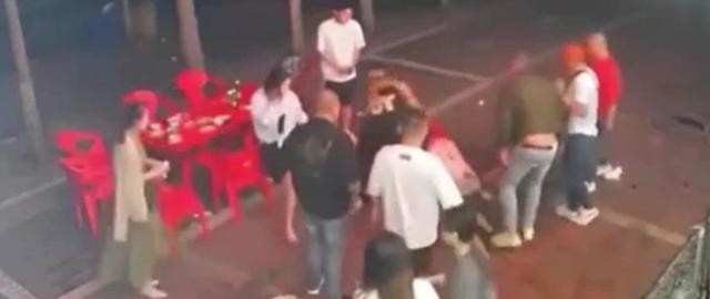 “别打了,要打你打我!”这个拉架的会被判吗?