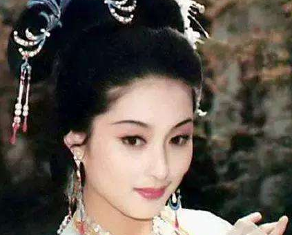 李易峰|14岁走红中国“丹麦天使”，因面容姣好，男友不准她独自出门