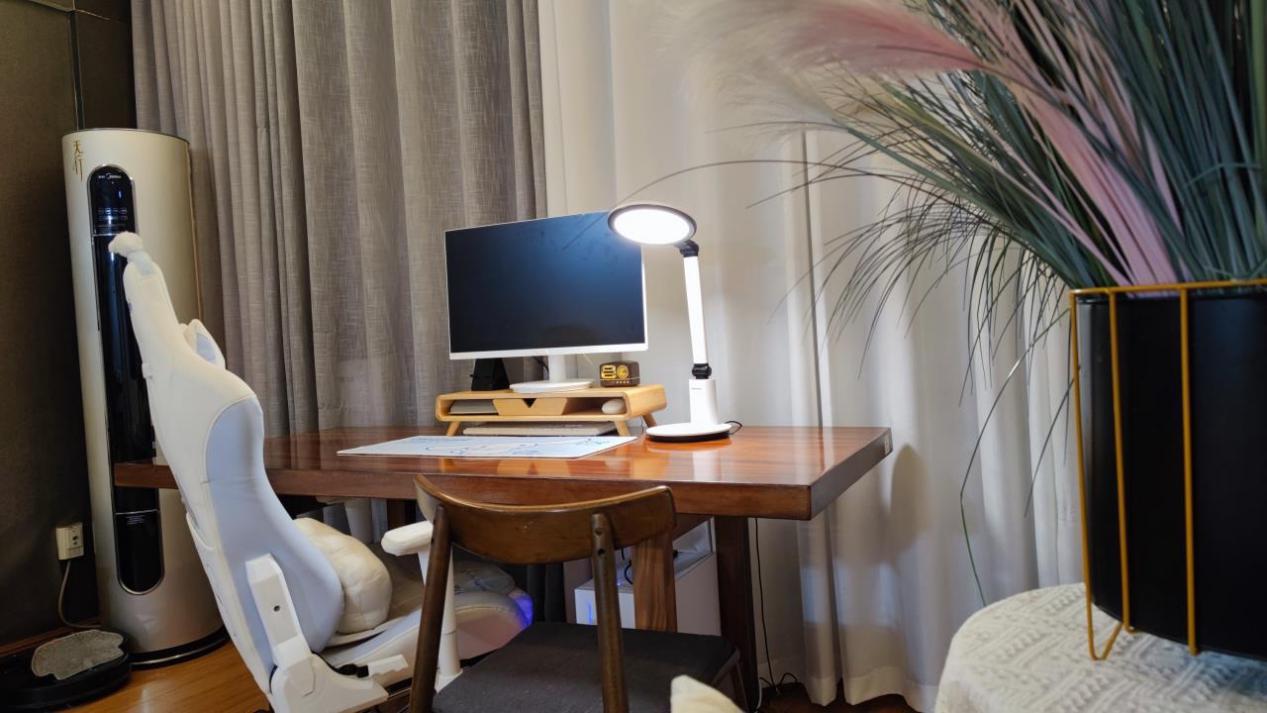 还在用传统的实木桌子吗?整块木头的实木大板桌了解下