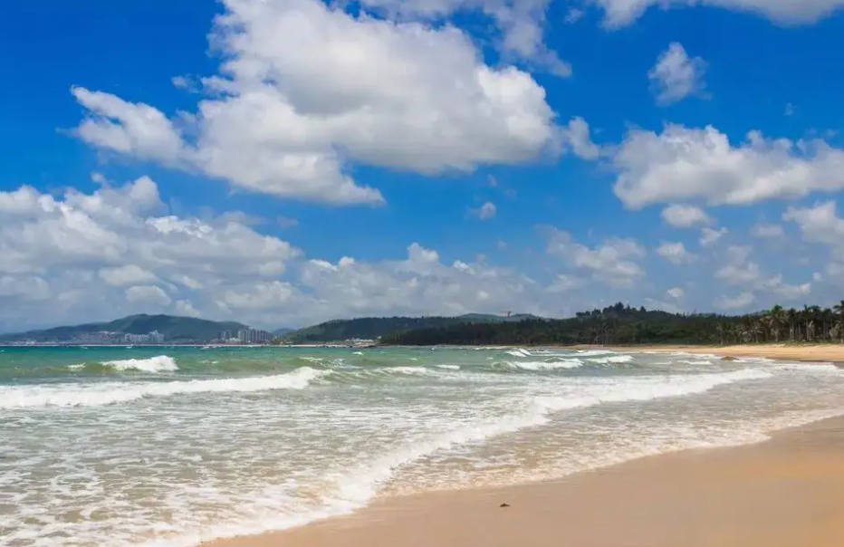 西藏|香水湾和清水湾的海非常蓝，沙滩也很细，非常适合独处