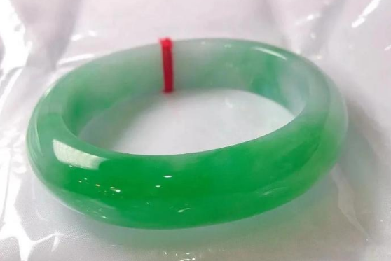 翡翠|并非越复杂的翡翠越贵，有种素面翡翠，料子和品质都很完美