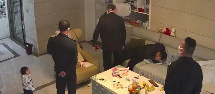 街道人员带民警入室打人!论家里装摄像头的重要性,无奈