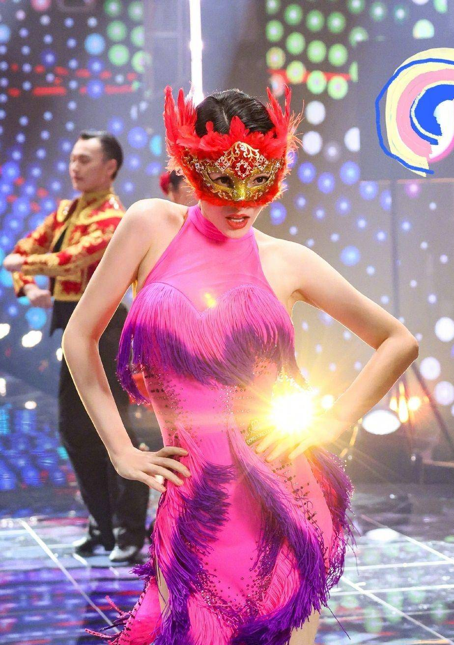 柳岩|太性感!柳岩跳拉丁舞舞裙开衩到臀部秀美腿,亲密搂肩男伴感情好