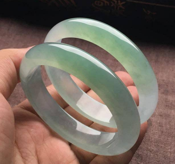鸳鸯|翡翠手镯有很多类型,鸳鸯手镯是真特别,象征永恒的爱情