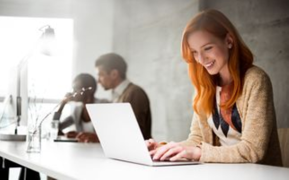 利益冲突|职场中,能把同事当成朋友的人,往往有这四种表现