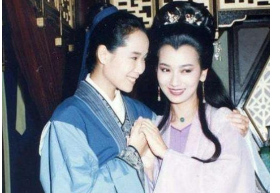 叶童|近日，59岁叶童素颜照曝光！满头白发瘦骨嶙峋，独自吃路边摊惹人心疼不已！