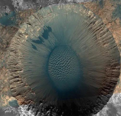 太阳系的冷知识-来自于NASA:在火星表面,科学家发现了一个巨大的陨石坑
