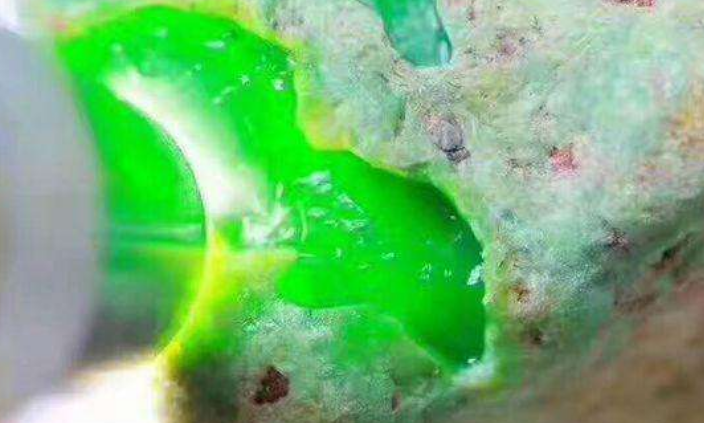 翡翠|关于翡翠原石：为何有人喜欢用强光手电筒来观察呢？原来如此！