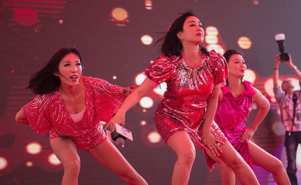 赵丽颖|钟丽缇去农村商演?穿紧身裙大秀美腿,脚踩20厘米高跟鞋,看的人胆战心惊