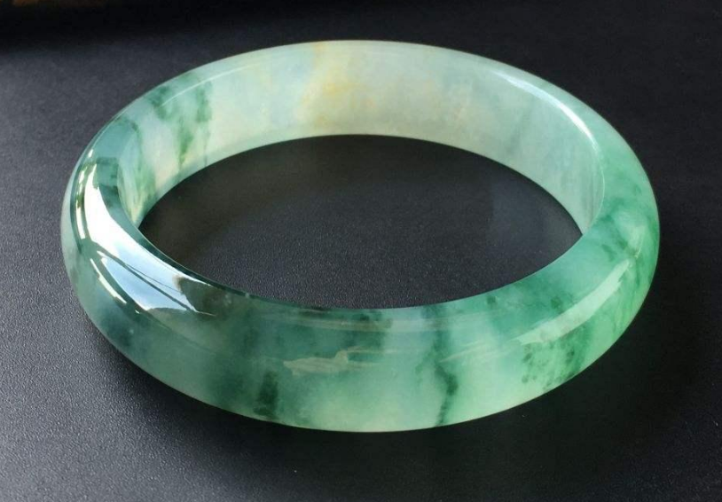 翡翠手镯|翡翠手镯为何如此昂贵?手镯的价格要看哪些?这几个方面很重要