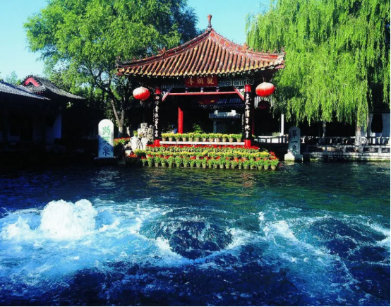 度假酒店|济南的趵突泉、大明湖是著名景点，必须打卡的那种