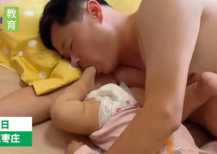 妈妈进门被老公和女儿的睡姿给萌到了,表示嫉妒