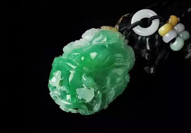 翡翠|翡翠和和田玉都是上好美玉,喜欢就去购买,适合自己的才是最好的