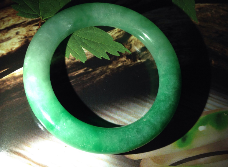 翡翠|翡翠有着丰富的色彩，但是色彩也有高低之分，要知道怎么去评定