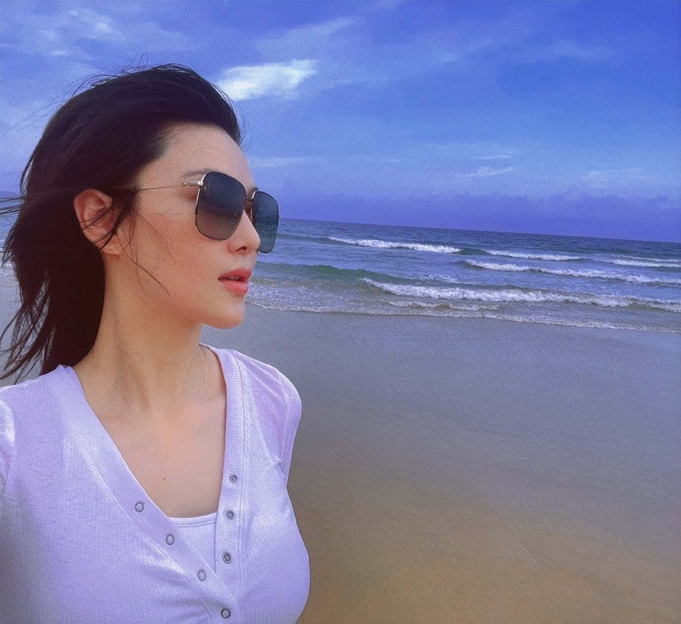 张馨予|张馨予晒海边艺术照，身穿V领上衣，皮肤白皙身材让人羡慕