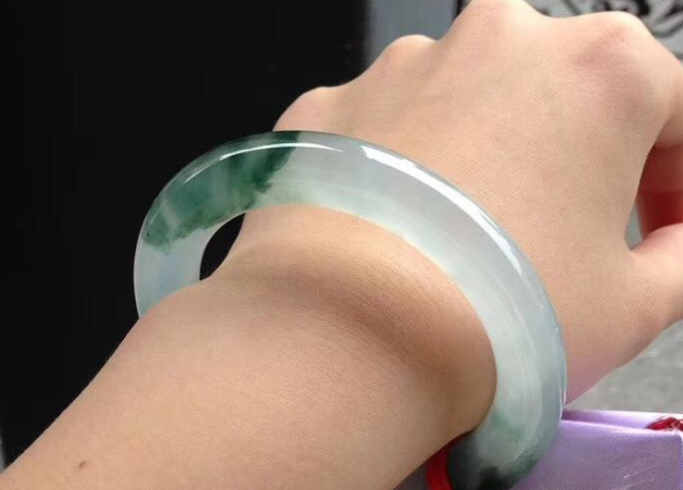 翡翠手镯|常见的几款翡翠手镯,每一款都有它独自的特点,哪一款更适合你?