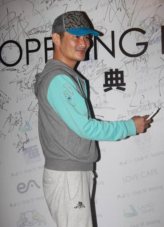 景岗山|55岁的景岗山，老态憔悴，喝酒成瘾与发妻离婚，现任妻子大气漂亮