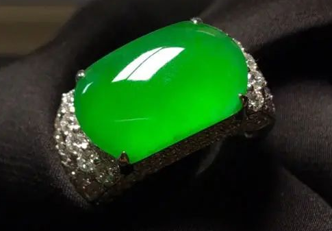 翡翠|人离不开水，翡翠饰品也离不开水，含水量高的玉石才具有灵性